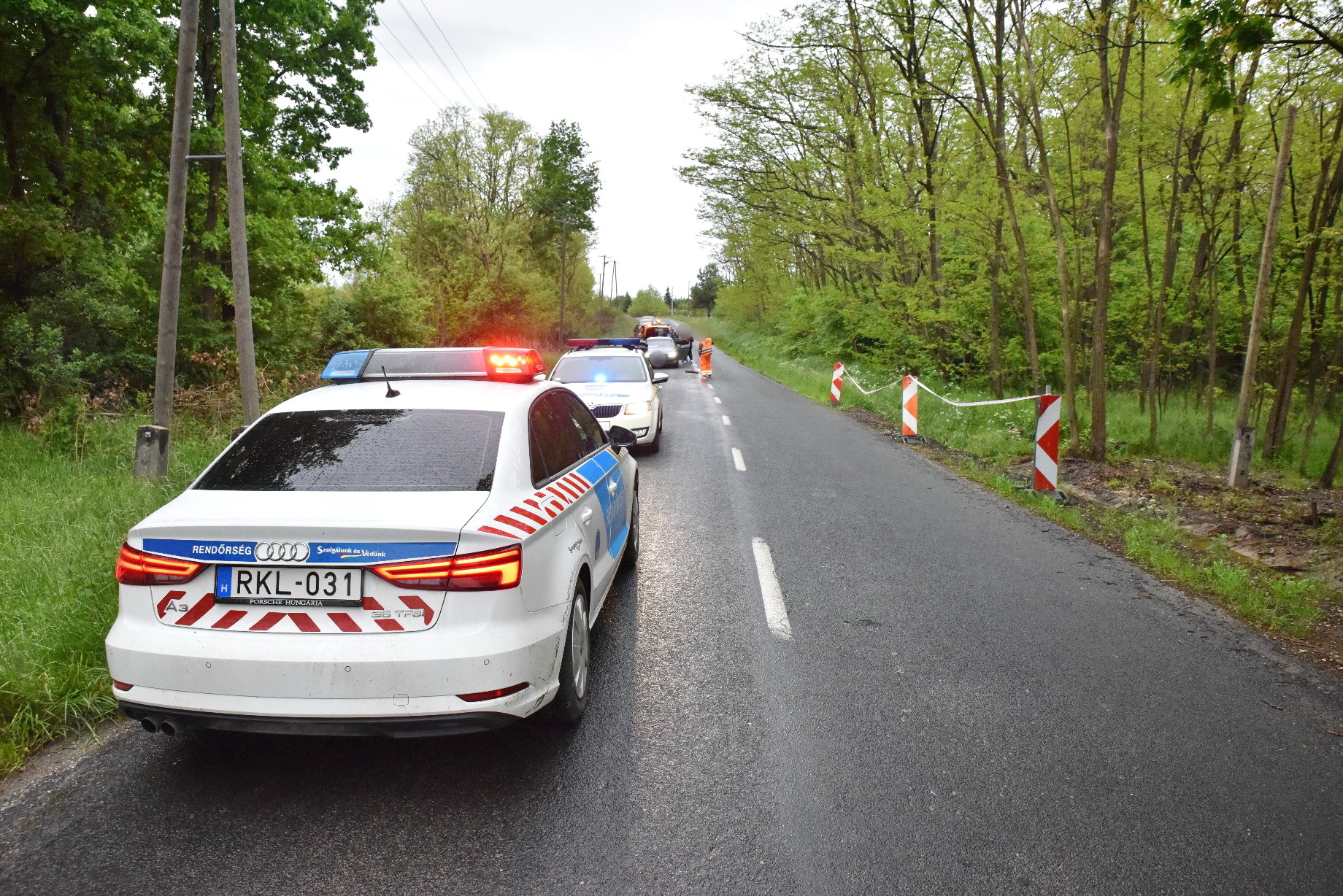 Peugeot lökött vizesárokba Audit a korábbi Kamaz baleset helyszínén