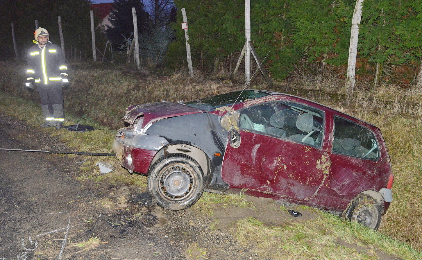 Árokba sodródott és az oldalára dőlt egy Renault Kőszegszerdahely és Cák között