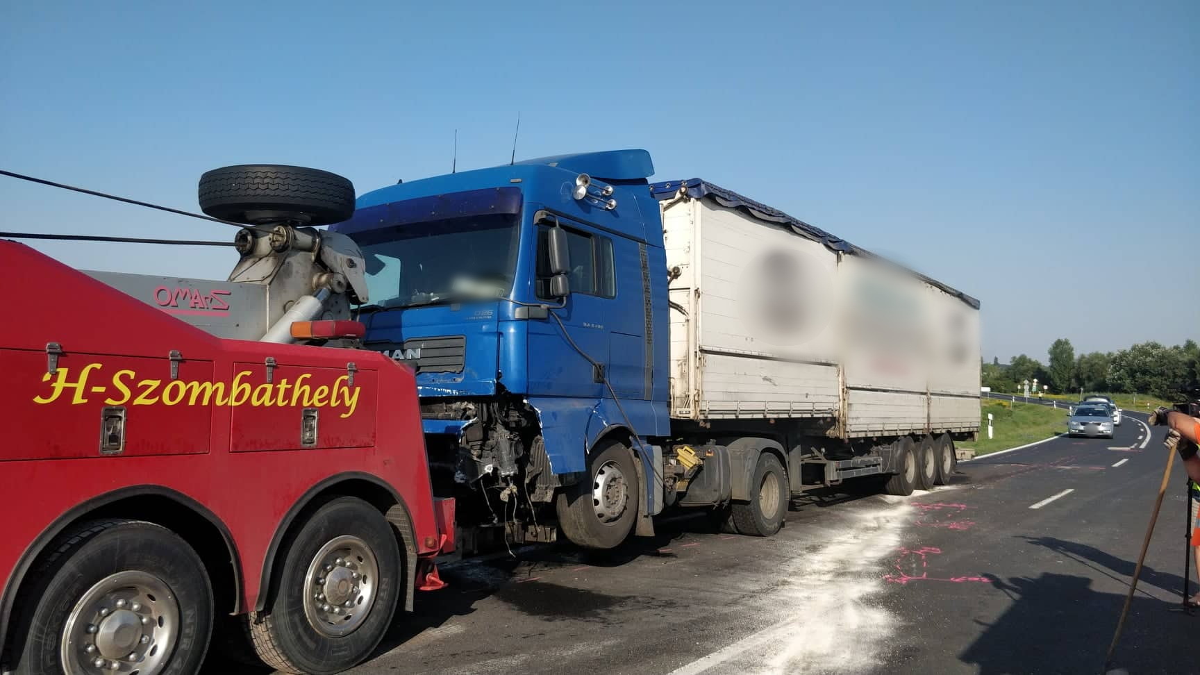 A kamion vezetője már nem tudta elkerülni az ütközést a sávjába áttérő Suzukival