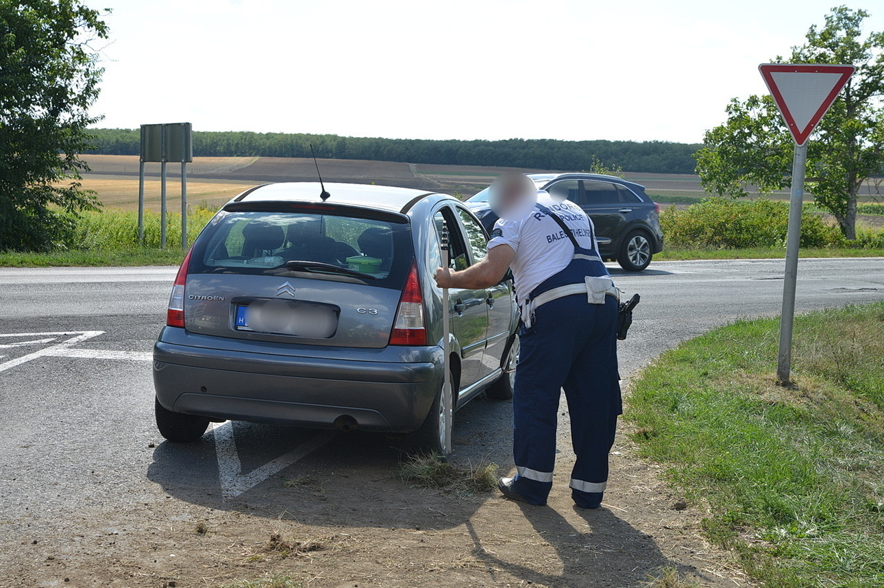 Frontális balesetet hárított egy Citroen vezetője - Hyundai tért át a sávjába Kissomlyó közelében, a 84-es főúton