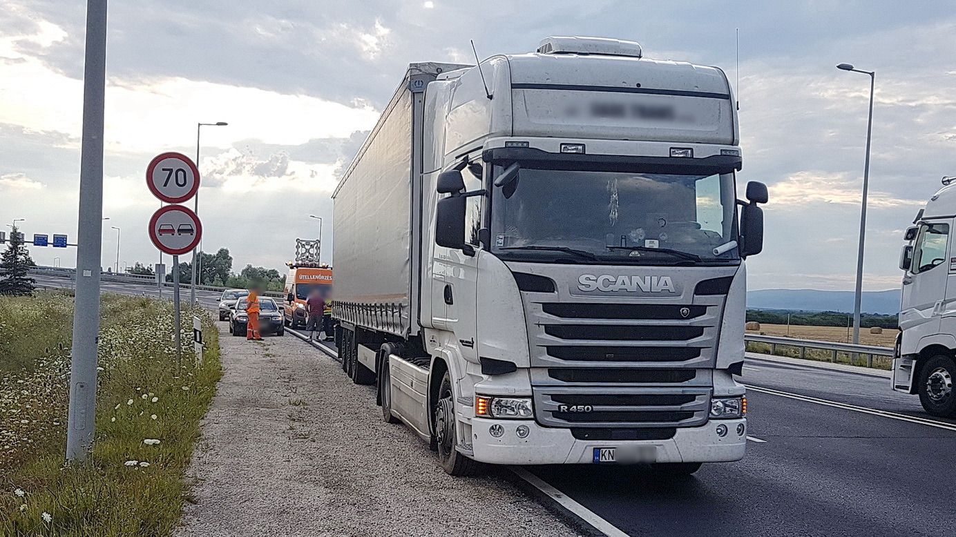 A kamionsofőr nem vette észre a holttérben haladó Audit