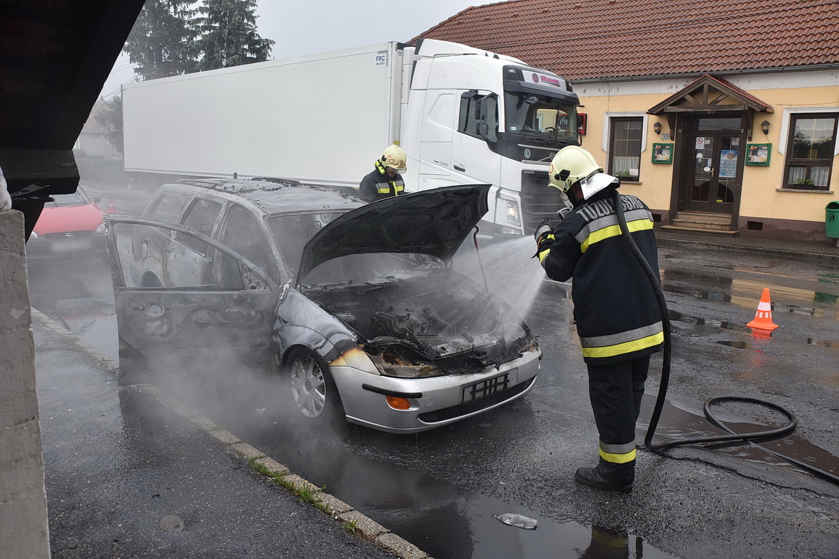 Kiégett egy Ford Lukácsházán  - Fotó: Tánczos Mihály