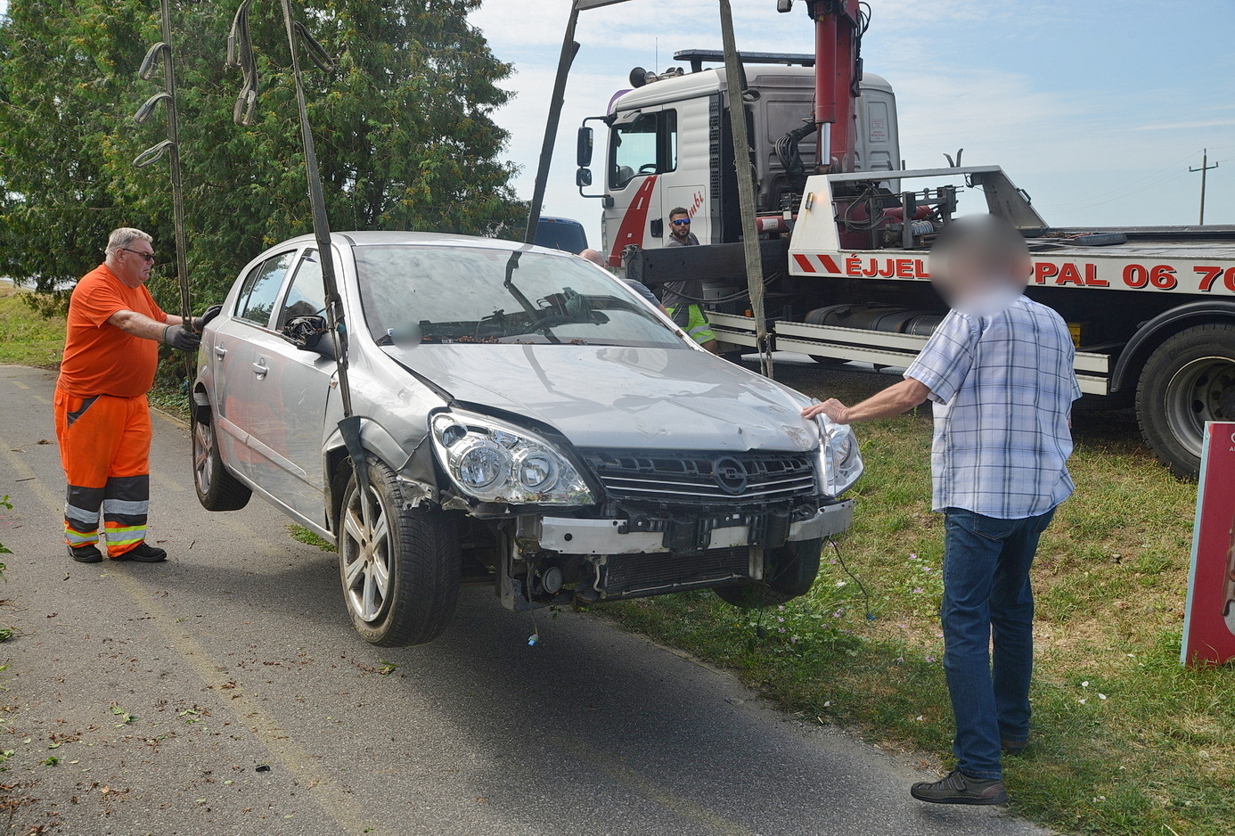 Kávézó kerítését tarolta le egy Opel Táplánszentkereszten, a 87-es főút mellett - kanyart egyenesített ki a sofőr