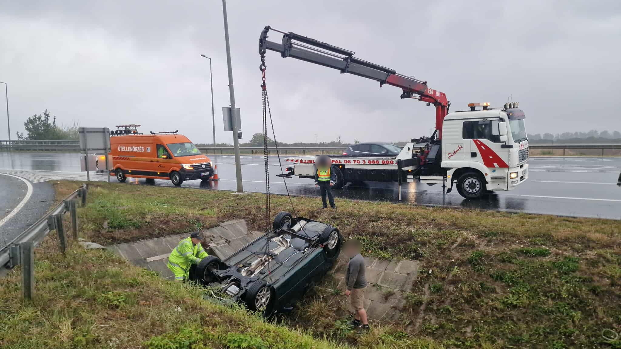 Kisodródott és felborult egy VW az M86-os autóút mellett, a 87-es főút kihajtójánál