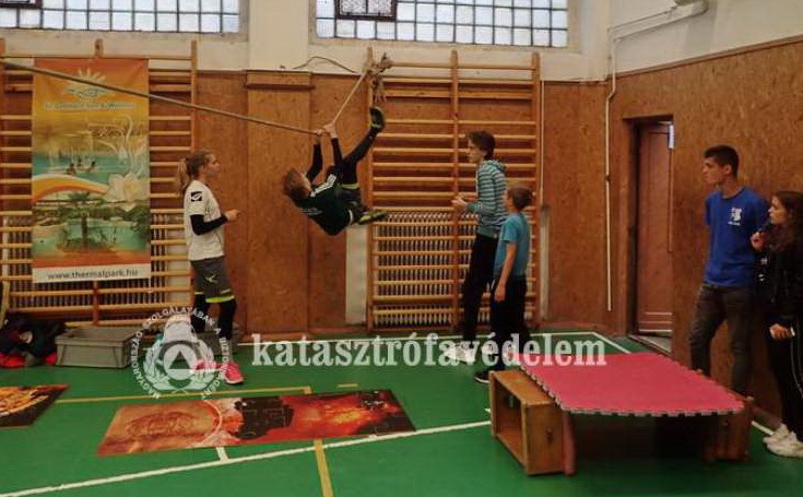 Tűzoltó-próbák a Savaria Közlekedési Szakképző Iskola versenyén