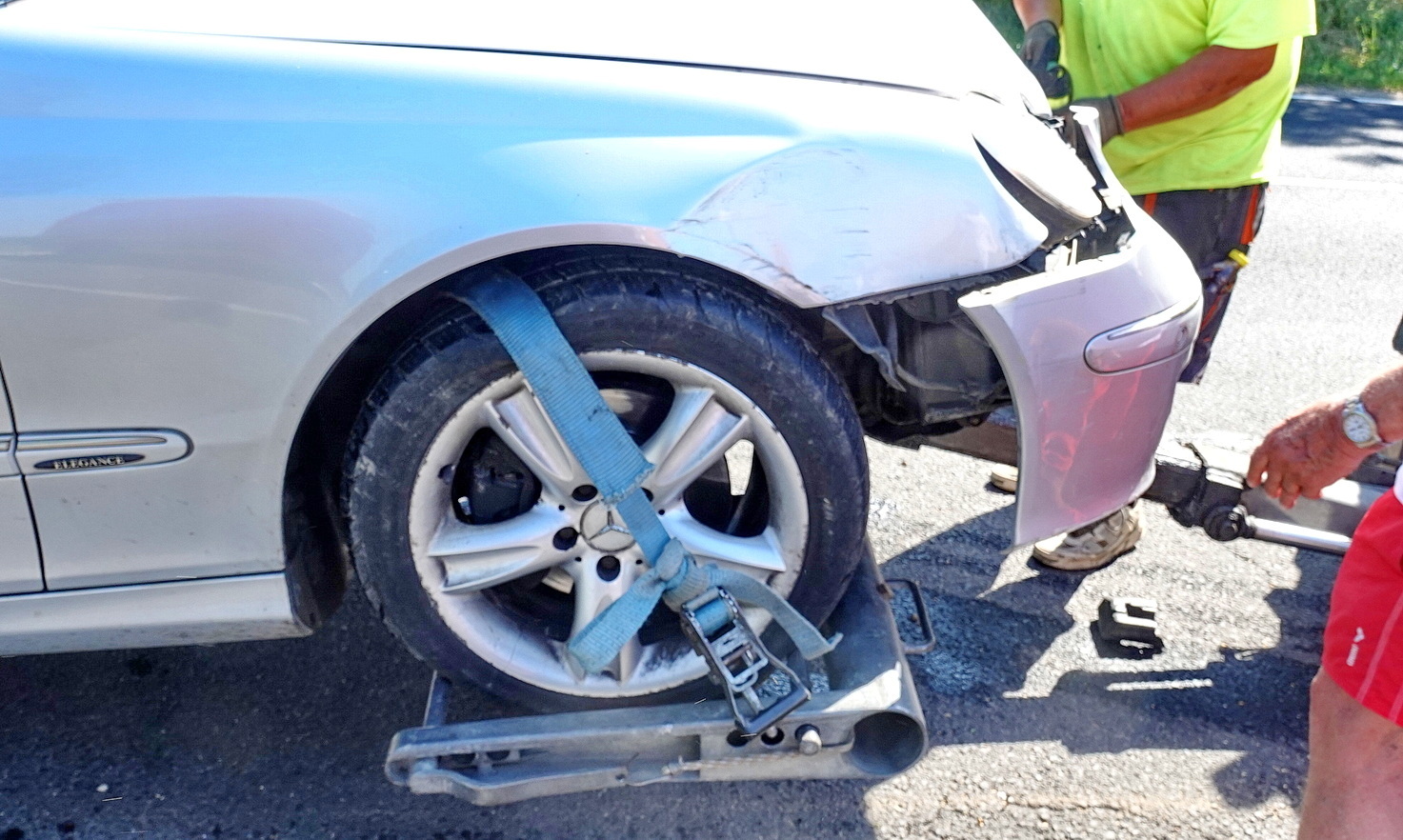 Elaludt a sofőr, oszlopnak hajtott egy Mercedes a 84-es főúton, Sajtoskál közelében