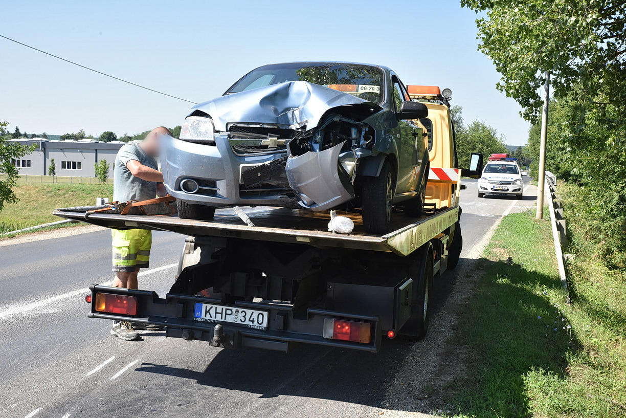 Kerékpárossal ütközött, majd villanyoszlopnak hajtott egy Chevrolet Csepregnél