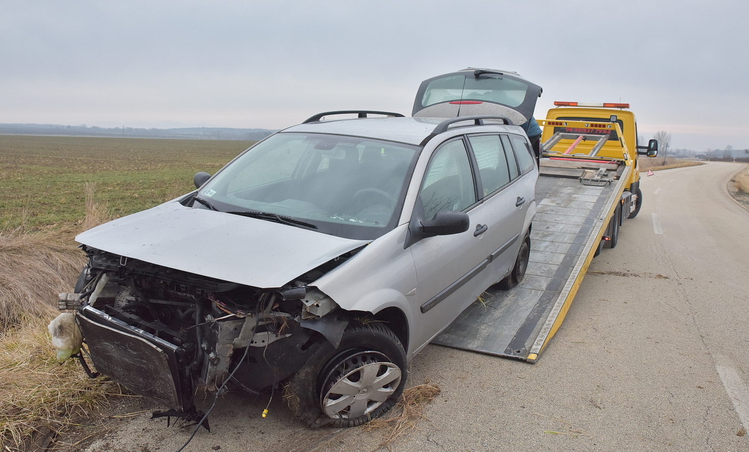 Vadelütést akart elkerülni a Renault sofőrje, árokba csapódott az autó