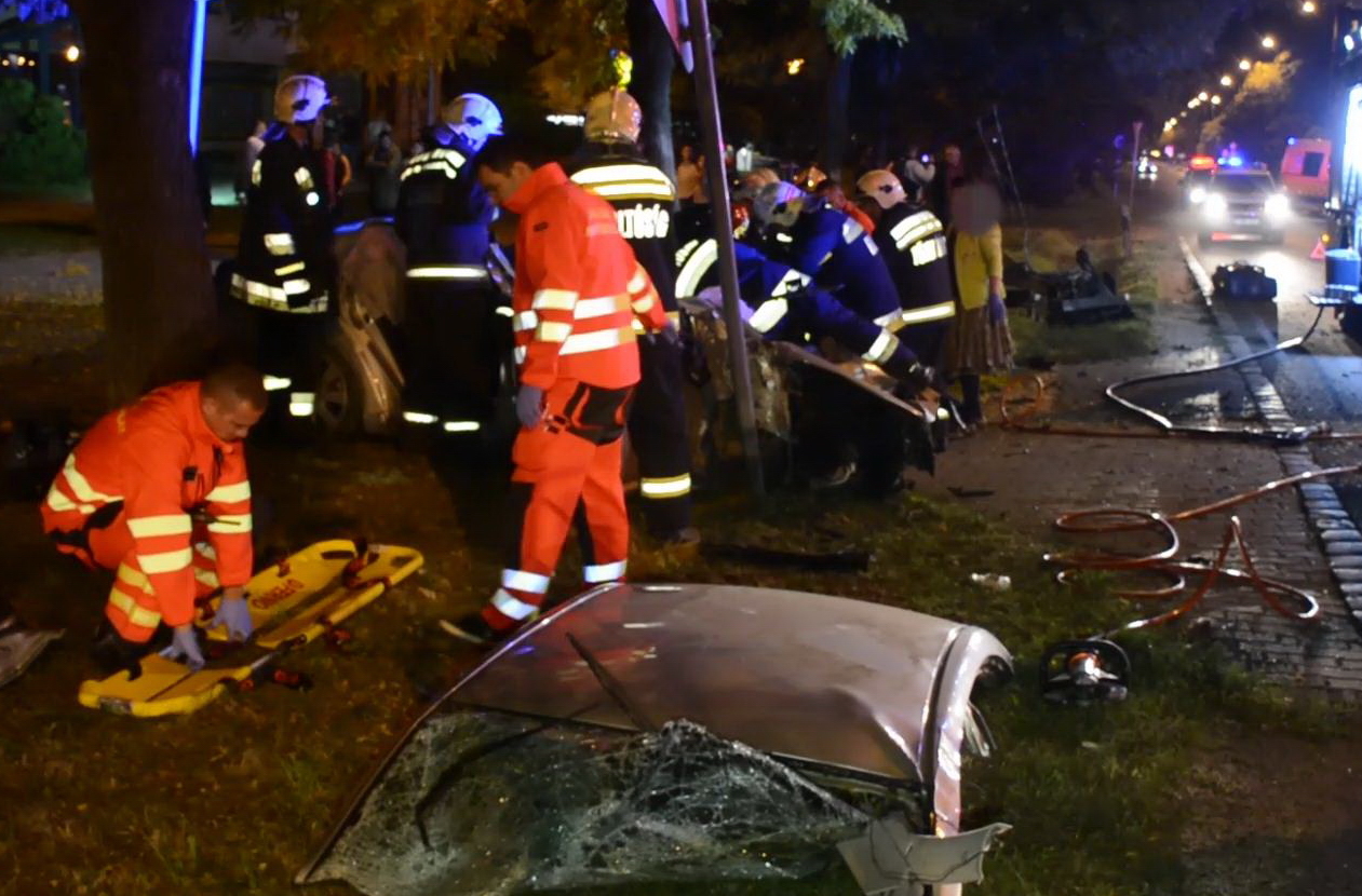 Sérültek kiszabadítása fának ütközött autóból a budapesti Pesti úton - Fotó: BM OKF