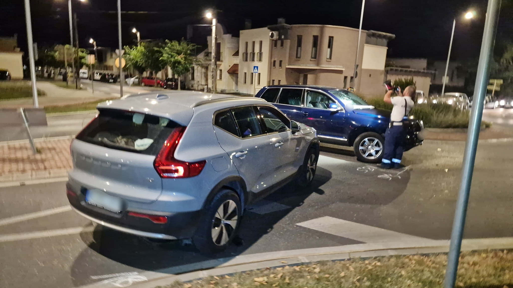 Ittasságot jelzett a szonda - Volvo hajtott VW elé egy körforgalomban, Szombathelyen