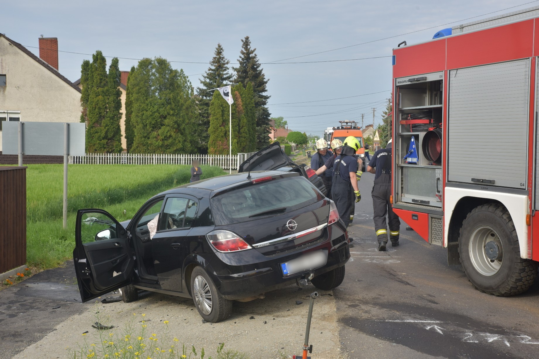 Két gyermek is megsérült - BMW hajtott Opel elé a 8-as főúton, Molnaszecsődön
