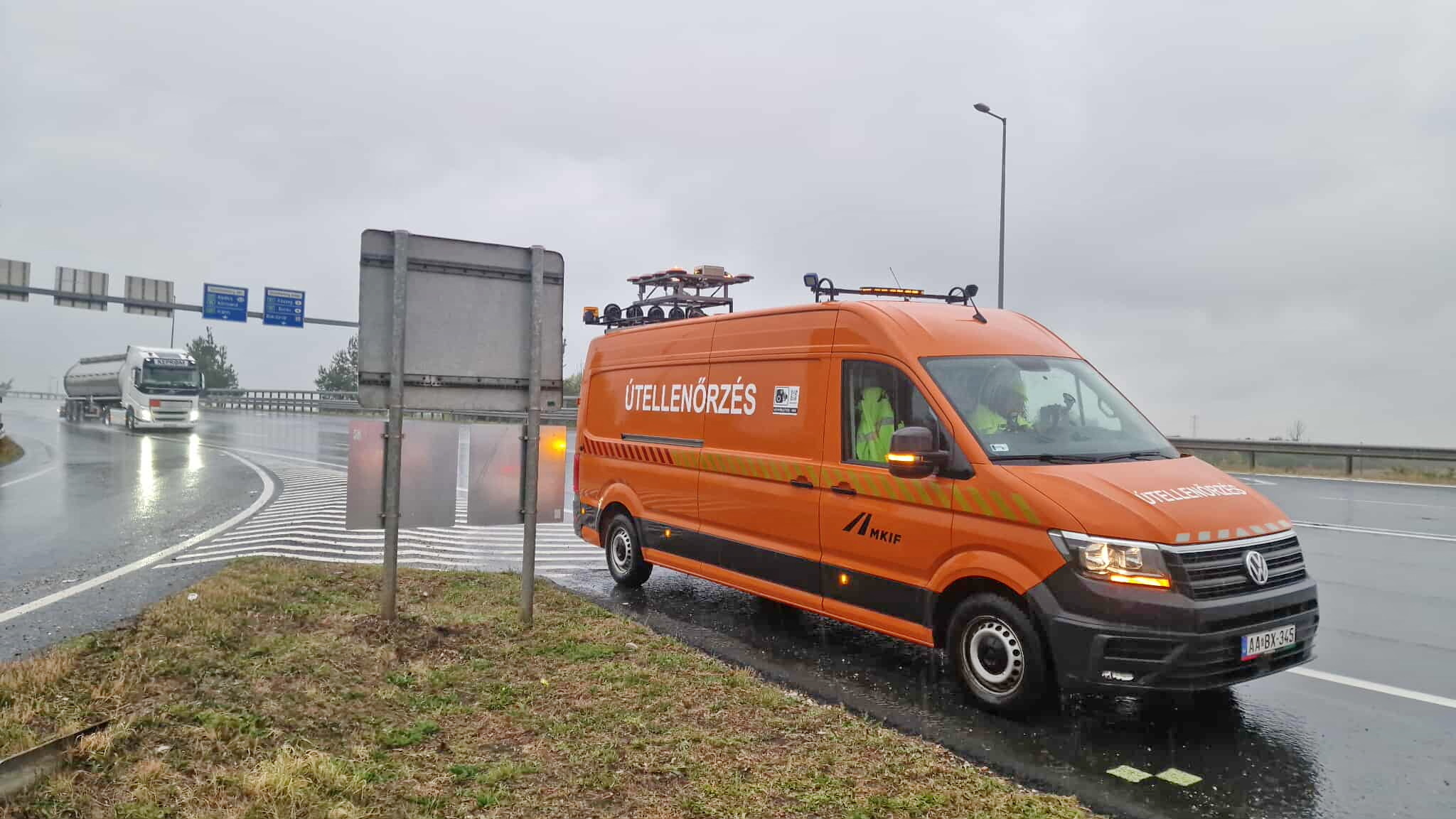 Kisodródott és felborult egy VW az M86-os autóút mellett, a 87-es főút kihajtójánál