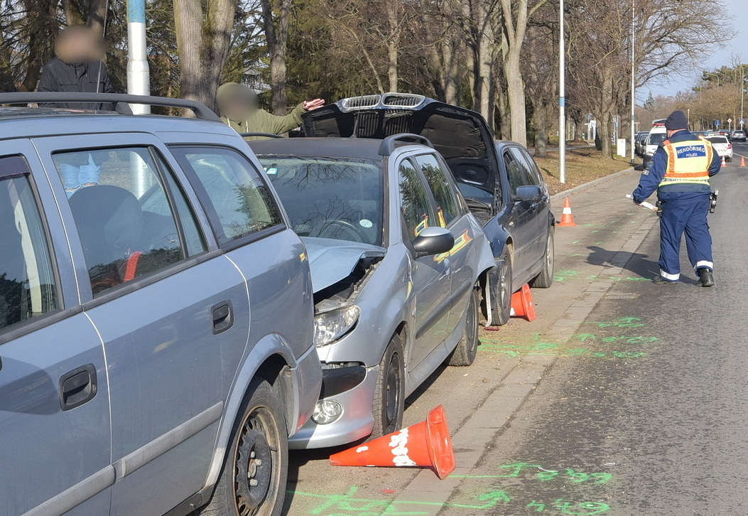 Három parkoló autót tolt össze egy BMW Szombathelyen, a Jókai Mór utcában