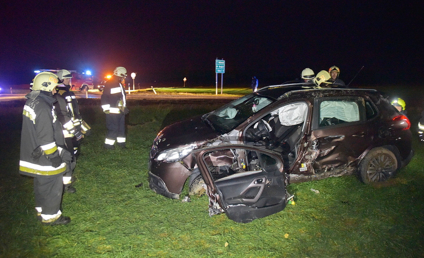 Életveszélyesen megsérült egy Opel vezetője Bobánál - Peugeot oldalába hajtott az autójával