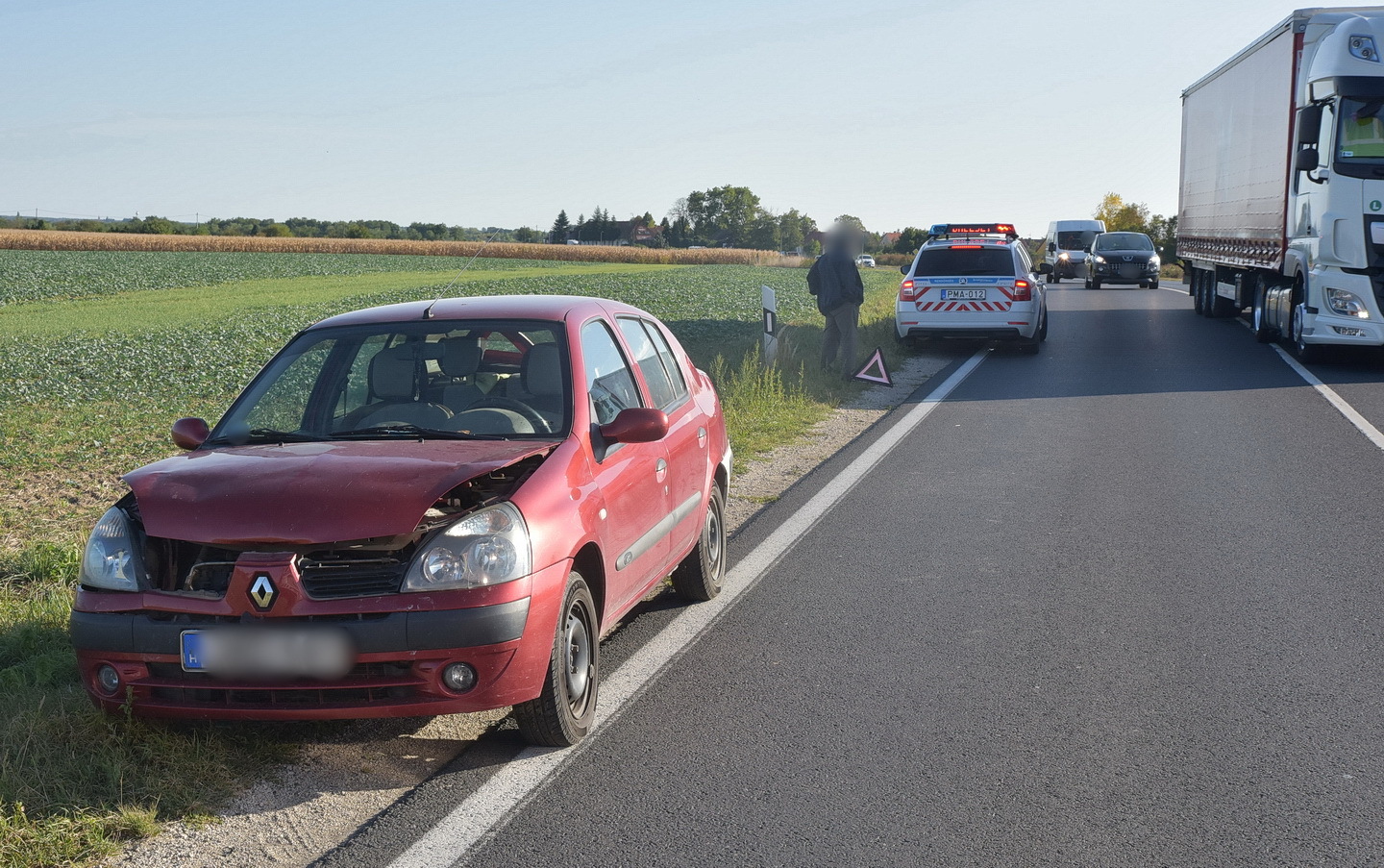 Svájci rendszámú autóba hajtott bele magyar rendszámú Renault