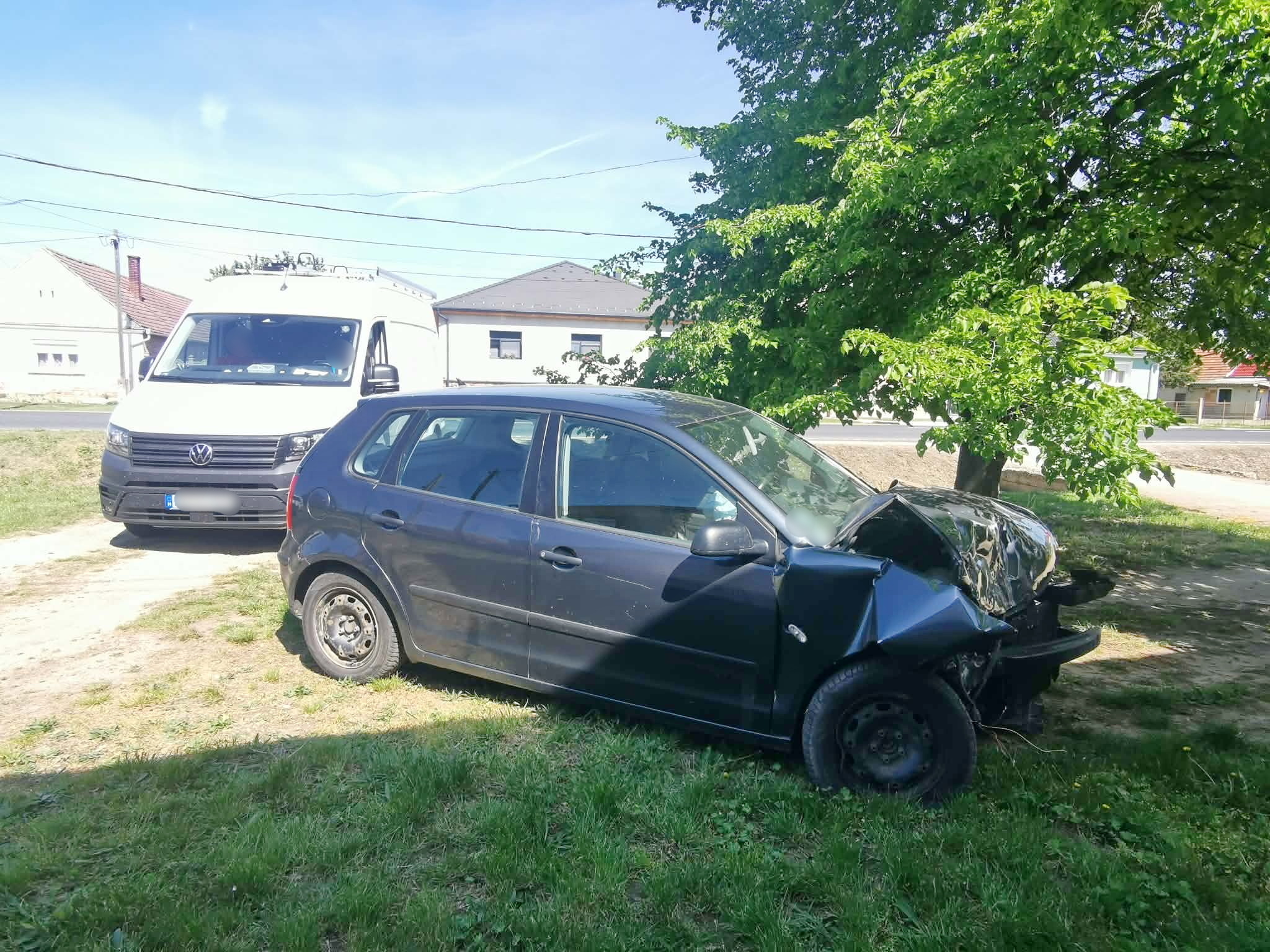 Az úti célja közelében aludt el a sofőr - VW ütközött lámpaoszlopnak Vámoscsaládon