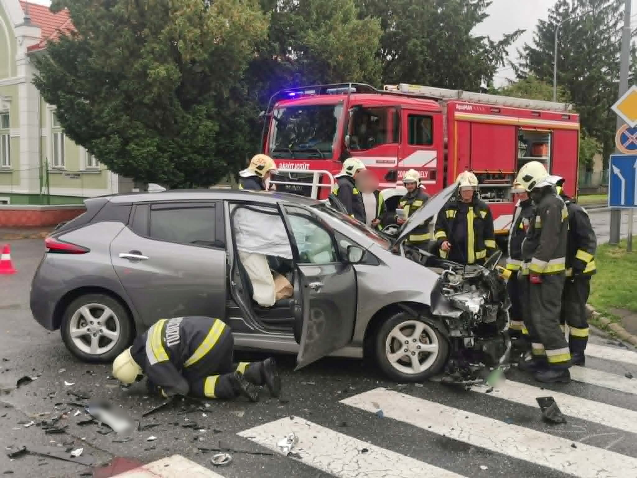 Nissan kanyarodott Peugeot elé Szombathelyen - ketten megsérültek