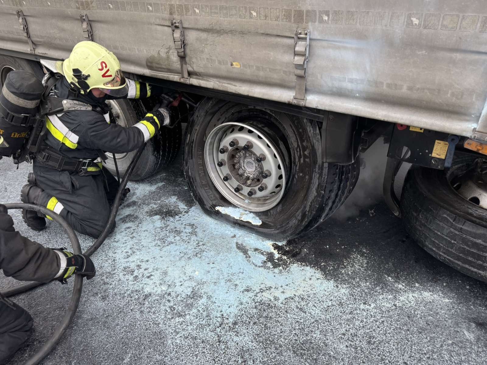 Szlovák rendszámú kamion tengelye füstölt az M86-os autóúton Fotó: Szuhogyi Szabolcs tű.főtörzszászlós/Sárvár HTP
