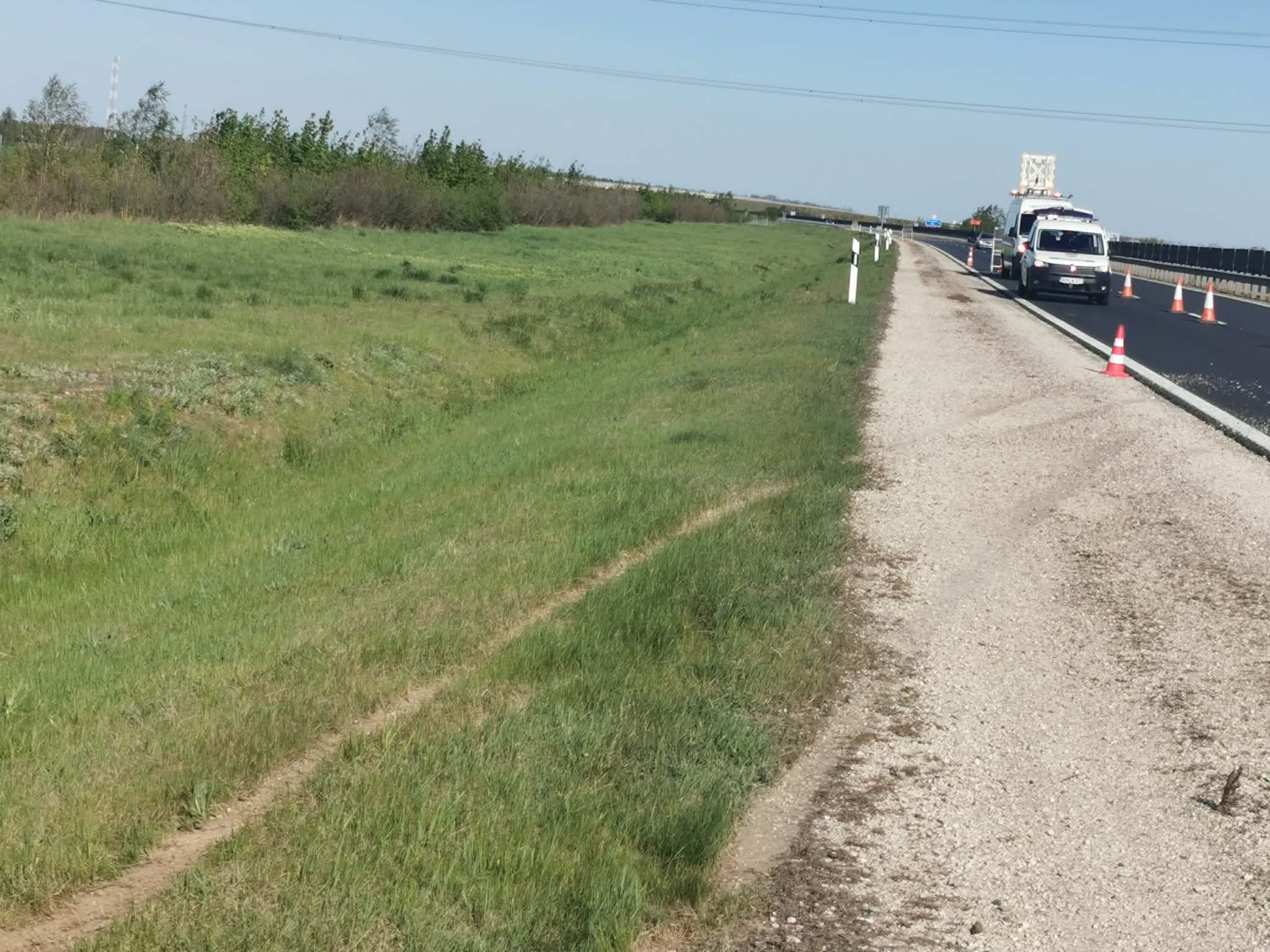 Árokba csapódott egy Mini az M86-os autóúton Vépnél - ketten megsérültek