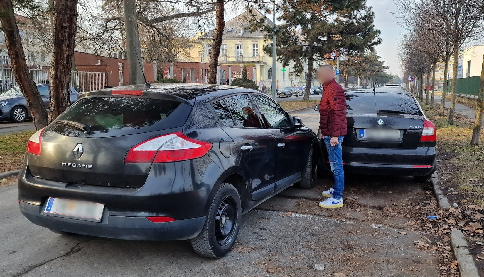 A parkolóból figyelmetlenül elinduló Renault okozott balesetet Szombathelyen, a Markusovszky utcában