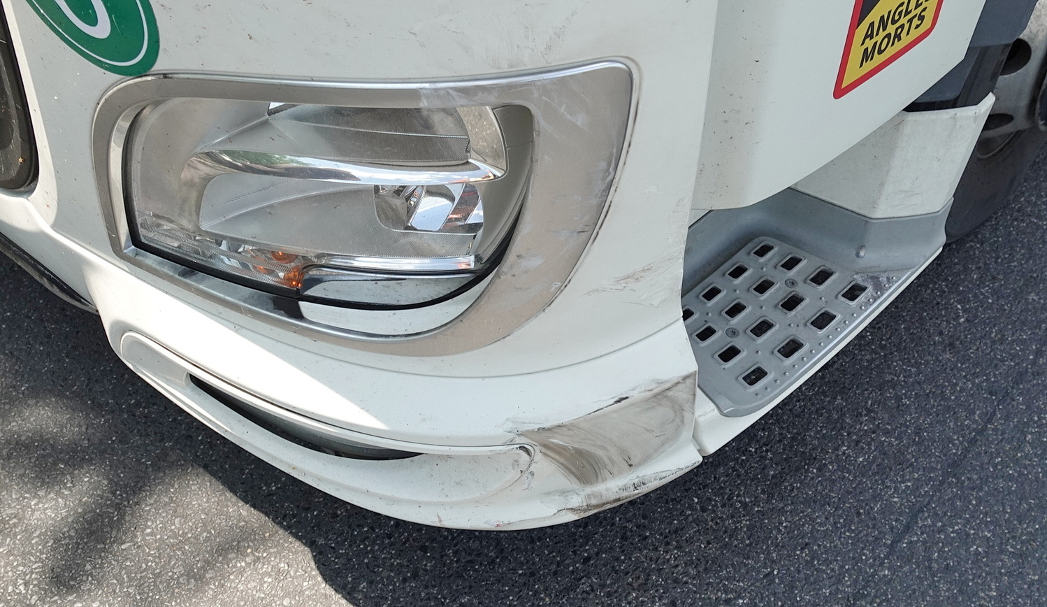 Belső sávból hajtott volna ki egy DAF kamion előtt egy VW a hírhedt szombathelyi körforgalomból