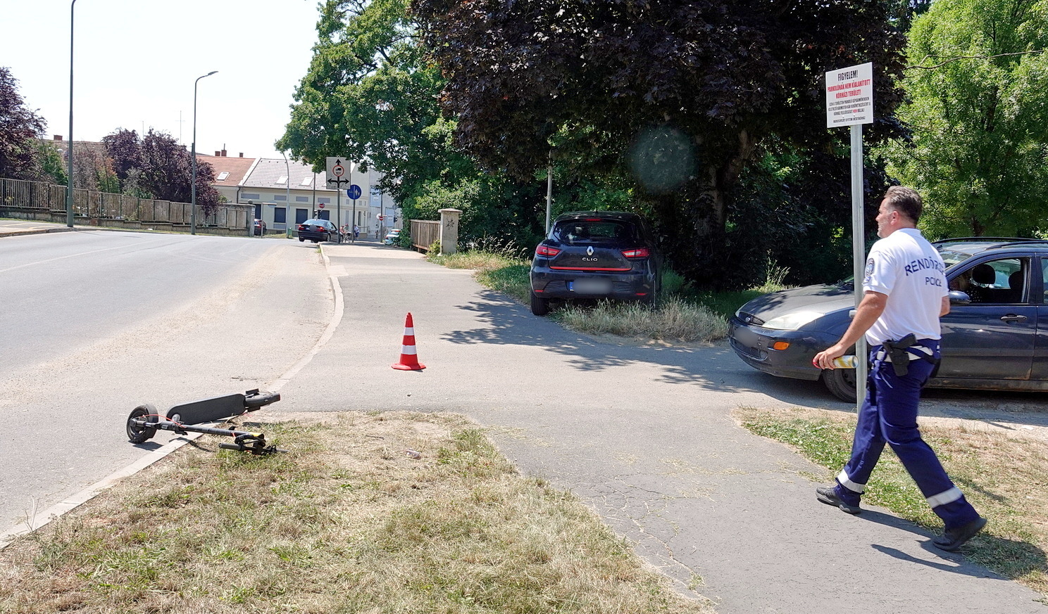 Parkolóból kihajtó Ford ütött el egy járdán Xiaomi e-rollerrel érkező nőt Szombathelyen