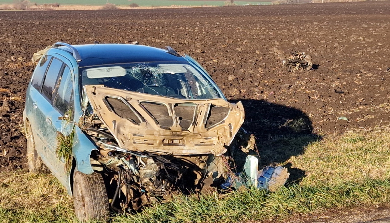 Messzire repült a kisodródó Peugeot motorja - Ford furgonnal ütközött Jánosházánál