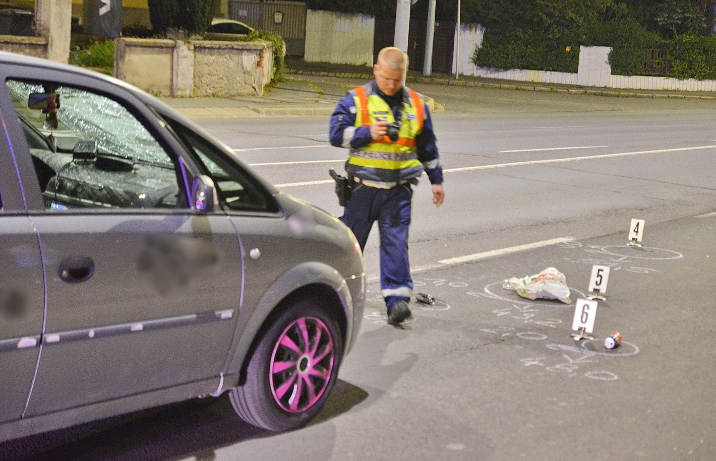 Egy csoportra figyelt az Opel sofőrje, amikor berobbant a szélvédő – súlyosan megsérült az elütött férfi Szombathelyen