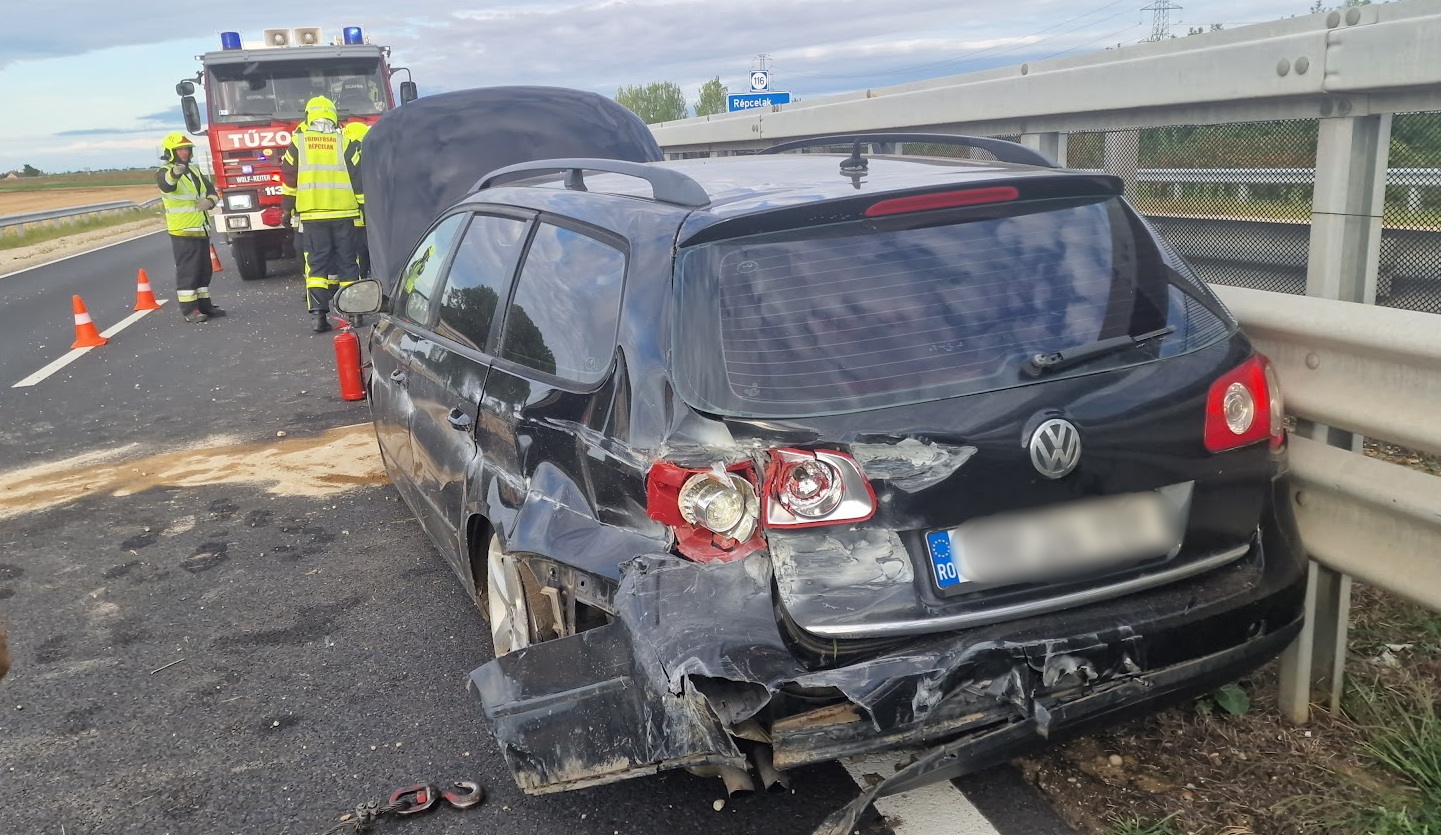 Ittas sofőr VW-je kapott defektet előzés közben az M86-os autóúton, Répcelaknál