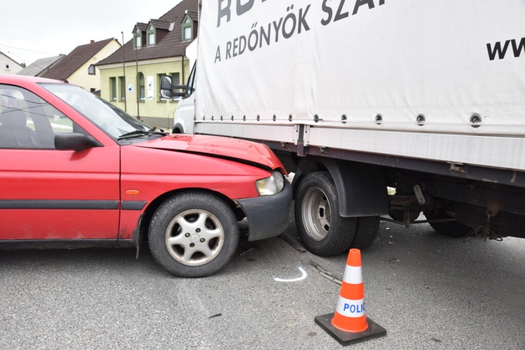 Teherautóval ütközött egy Ford Nádasdon 2.