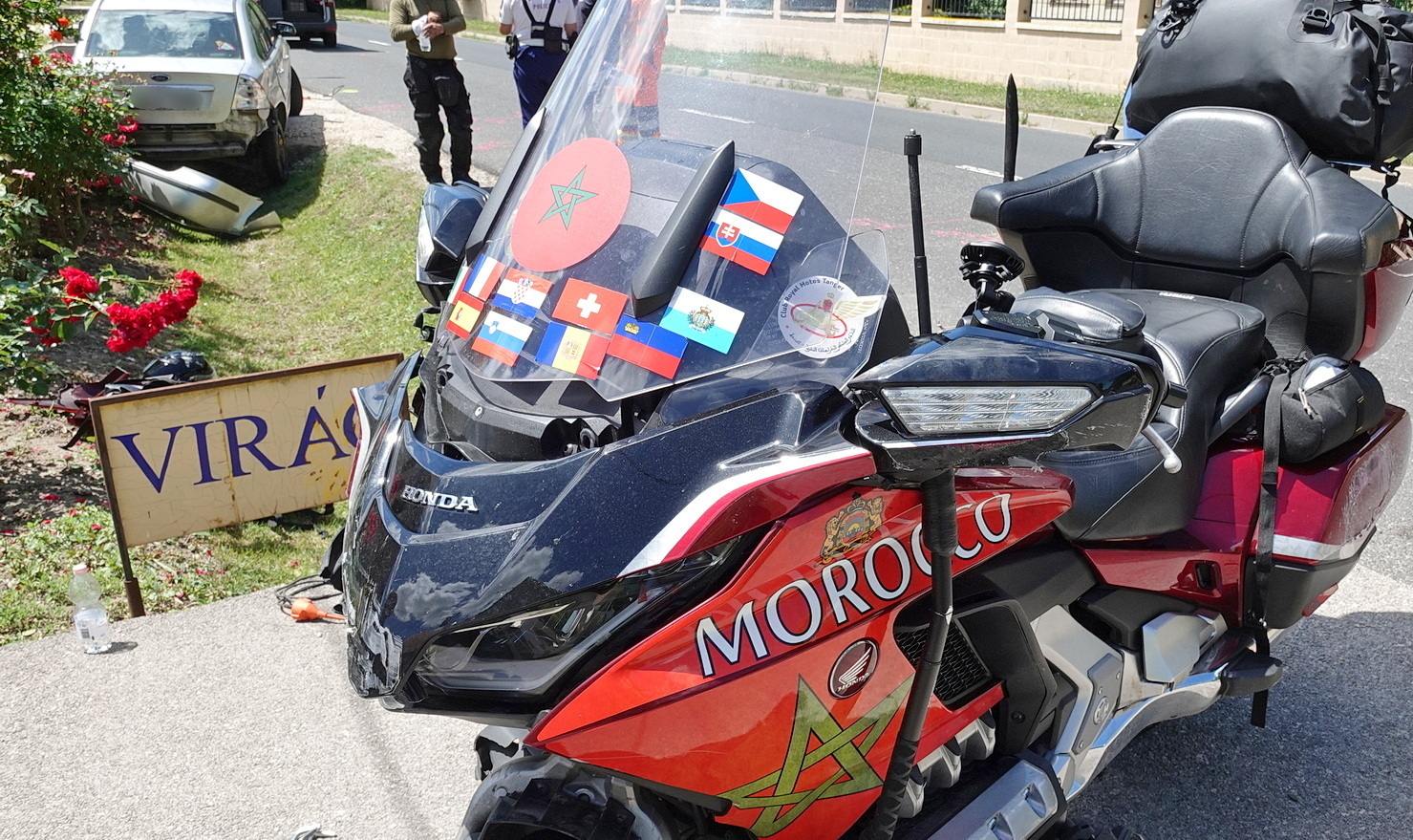 Marokkói motoros Hondája elé kanyarodott egy Ford Hegyfalun, a 86-os főúton