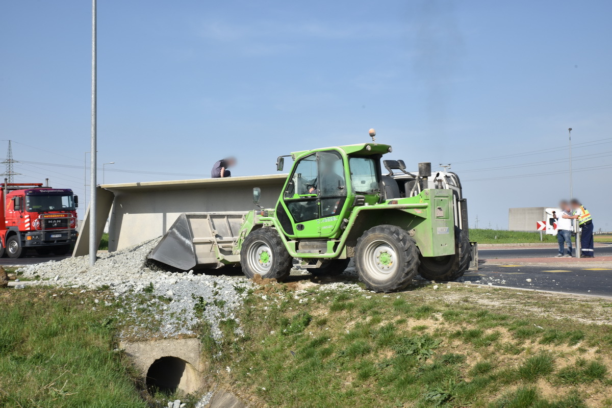 Kőszállító kamion borult fel Szombathely határában 09.