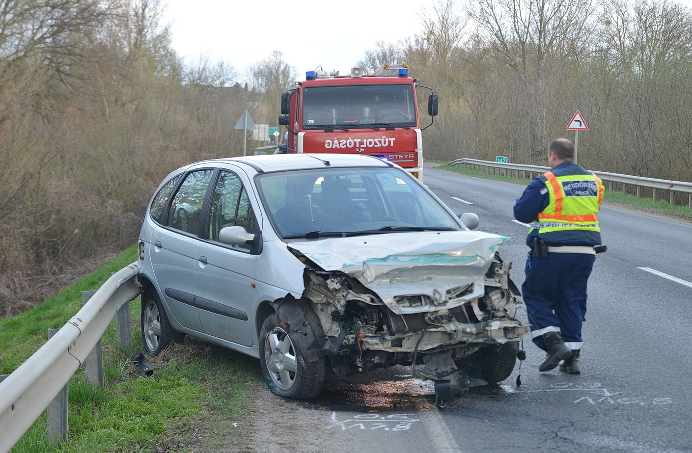 Súlyosan megsérült a fiatal sofőr a 8-ason, Vasvár közelében – Renault sodródott szalagkorlátnak