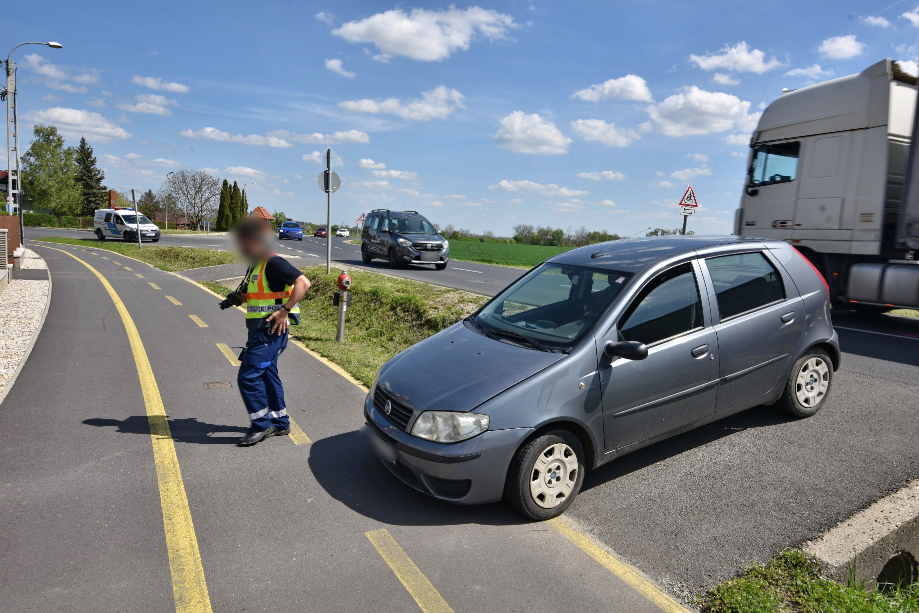 Fiat tolatott motor elé kapubejáróból Vasszécsenyben