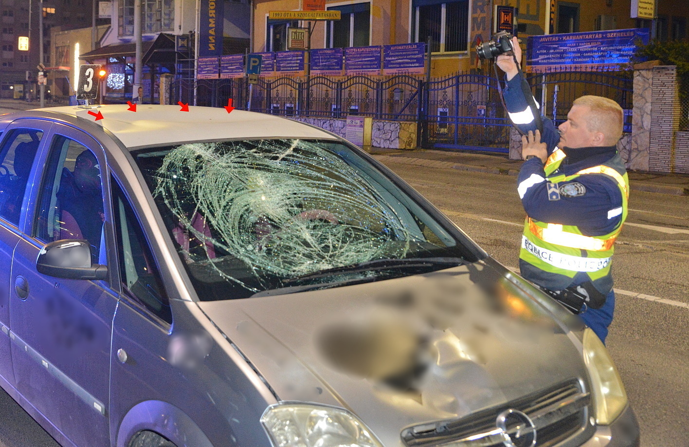 Egy csoportra figyelt az Opel sofőrje, amikor berobbant a szélvédő – súlyosan megsérült az elütött férfi Szombathelyen