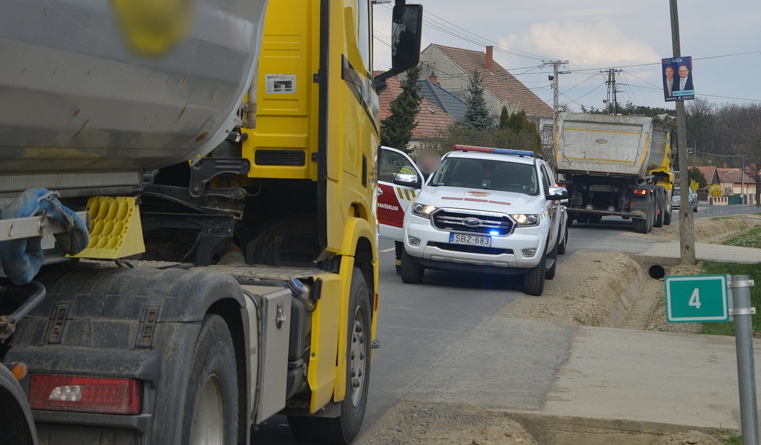 Scania billencs oldalába hajtott egy Toyota Náraiban