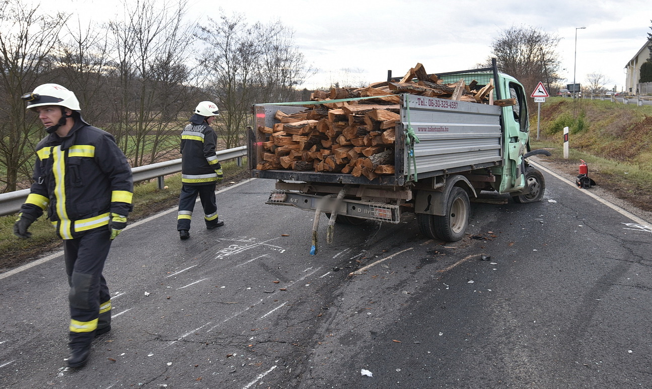 Két kisteherautó ütközött a 8-as főúton, Vasváron