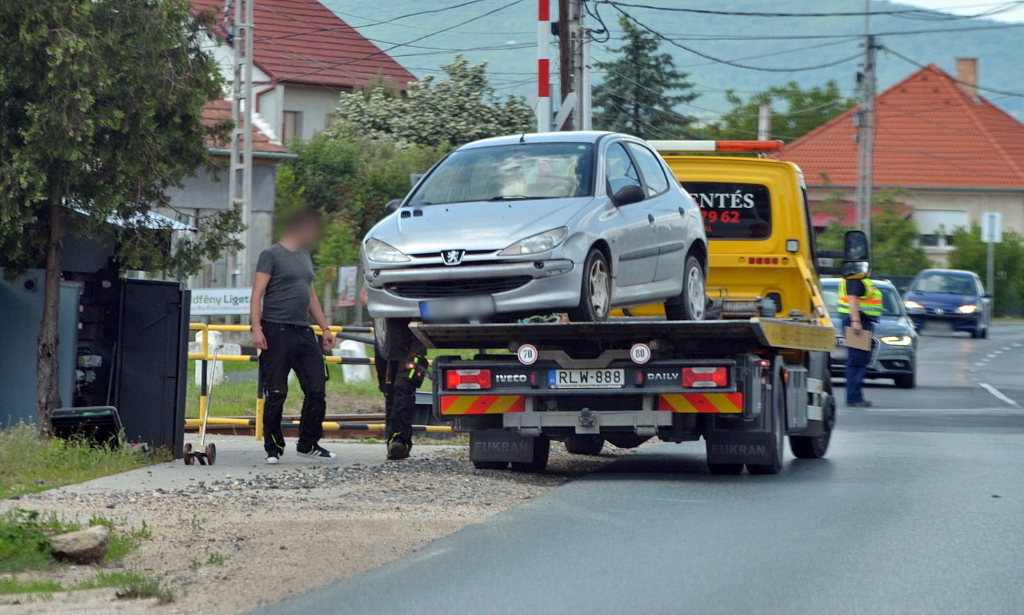 Fénysorompót döntött és szalagkorlátra hajtott egy Peugeot a 87-es főúton