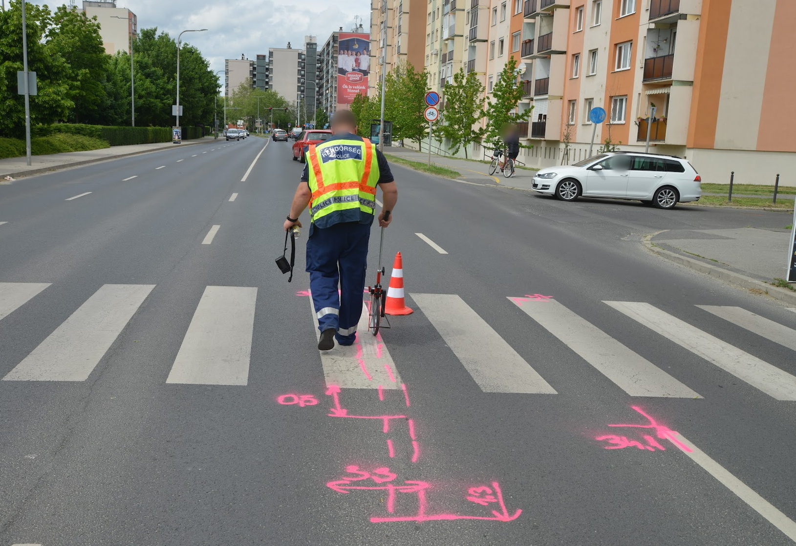 Kijelölt gyalogátkelőhelyen ütött el egy diákot egy Smart Szombathelyen