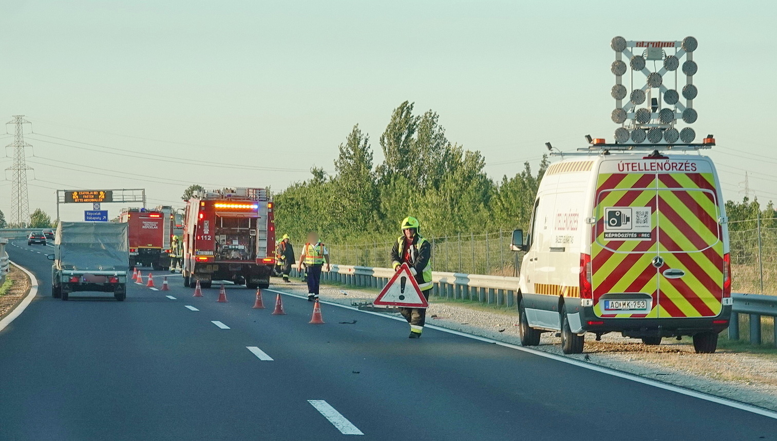 Defekt után szalagkorlátnak ütközött egy Opel az M86-os autóúton, Répcelak közelében