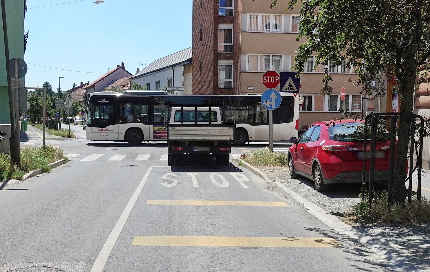 Elesett és megsérült a busz utasa - Mercedes elé hajtott egy Renault Szombathelyen
