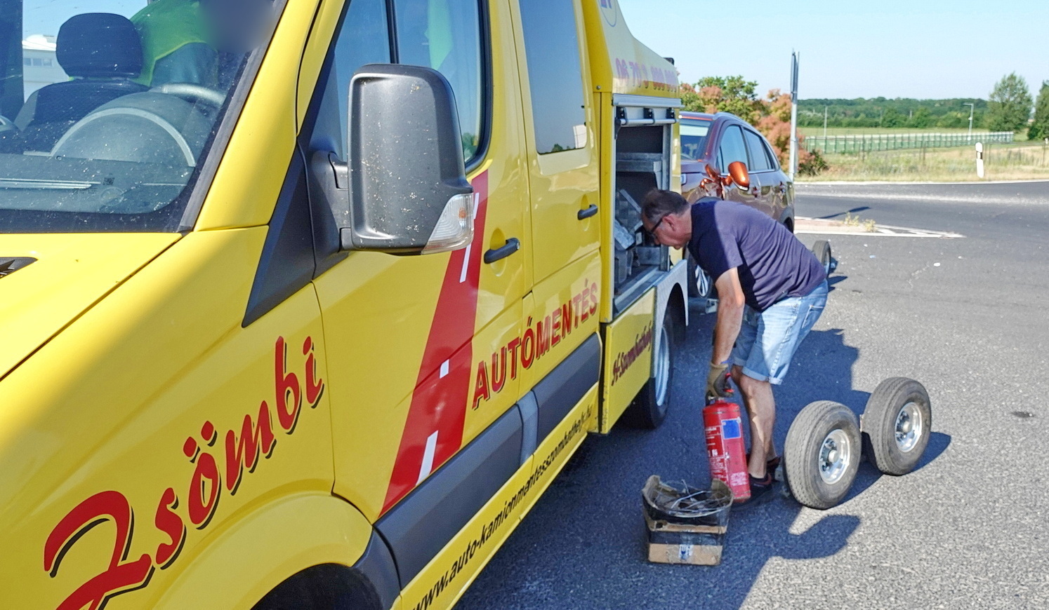 Vakációra induló család új Suzukijába hajtott bele egy Toyota a 88-as főúton, Sárvár közelében