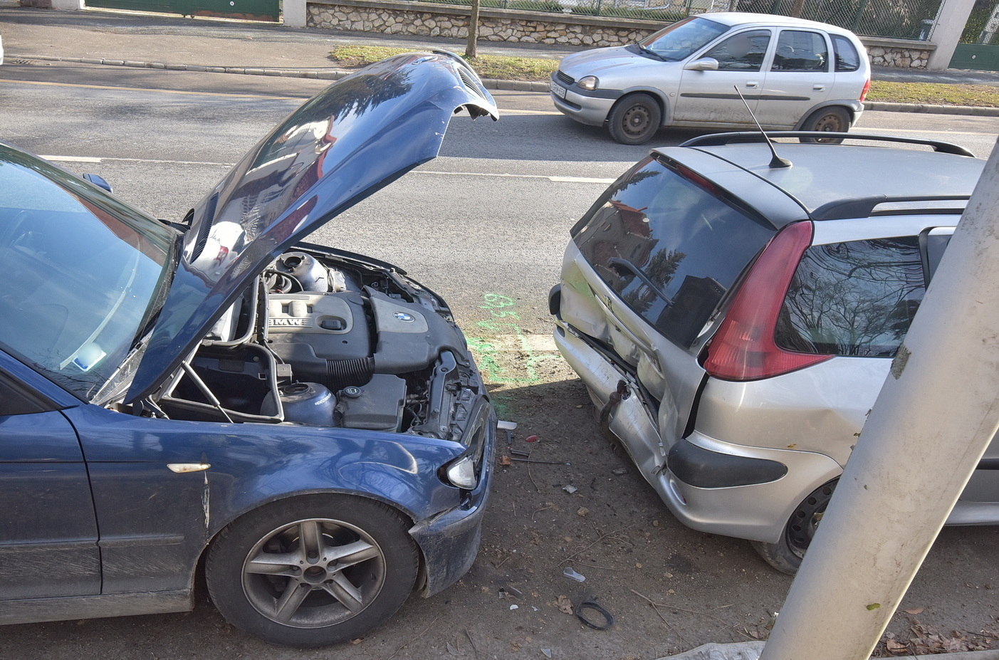 Három parkoló autót tolt össze egy BMW Szombathelyen, a Jókai Mór utcában