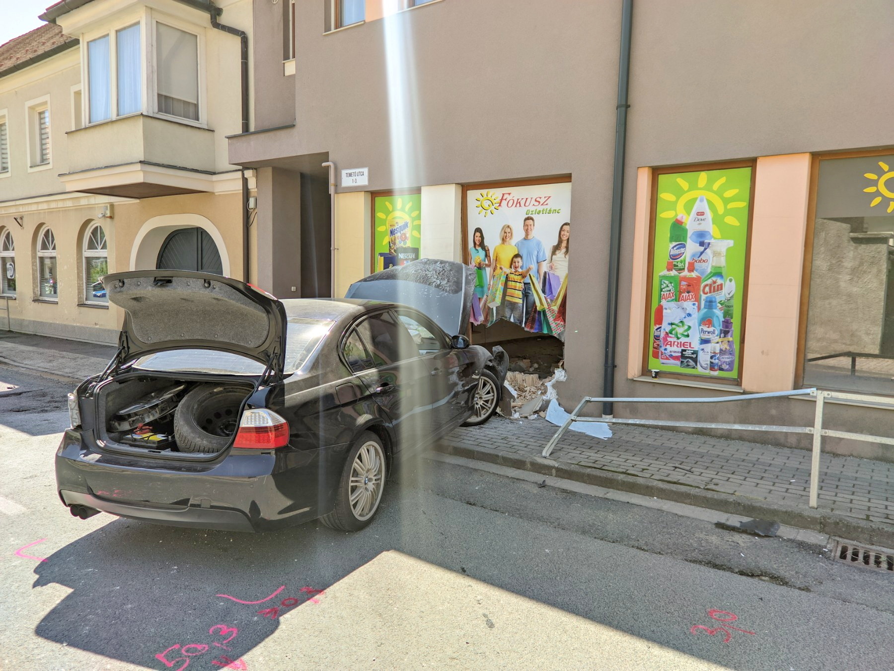Falhoz nyomott egy turistát egy kisodródó BMW Kőszegen - súlyosan megsérült az asszony