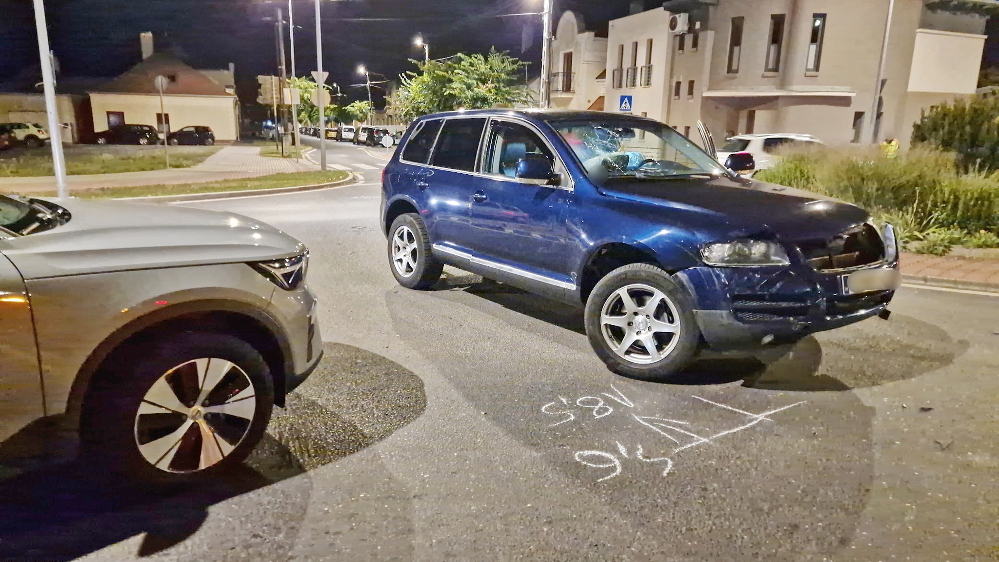 Ittasságot jelzett a szonda - Volvo hajtott VW elé egy körforgalomban, Szombathelyen