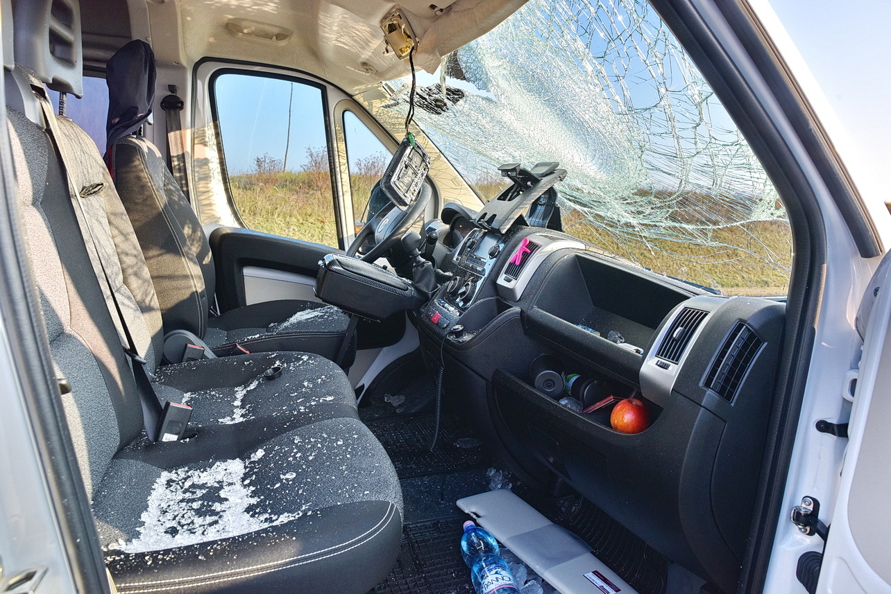 Jégtömb törte be a jármű ablakát