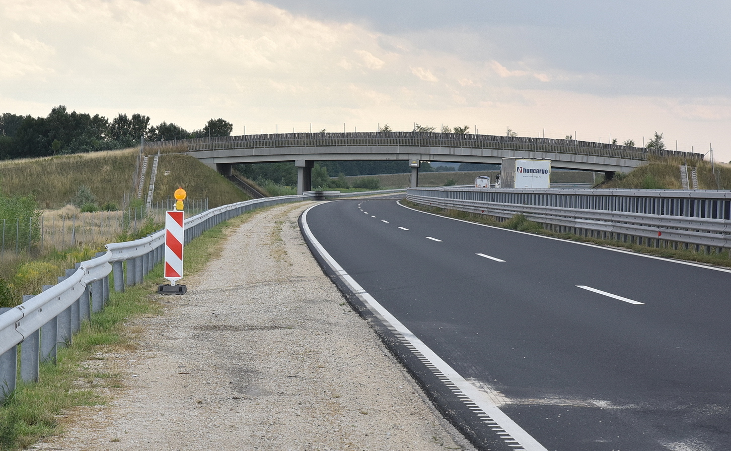 Szalagkorlátnak ütközött egy Opel az M86-os autóúton