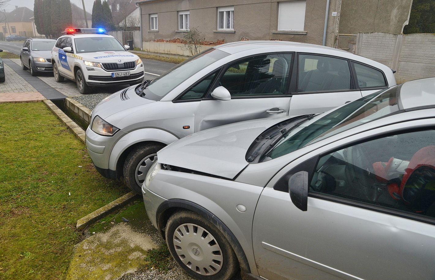 Kocsibeállóról elinduló Audit akart kikerülni az Opel vezetője, de az balra kanyarodott