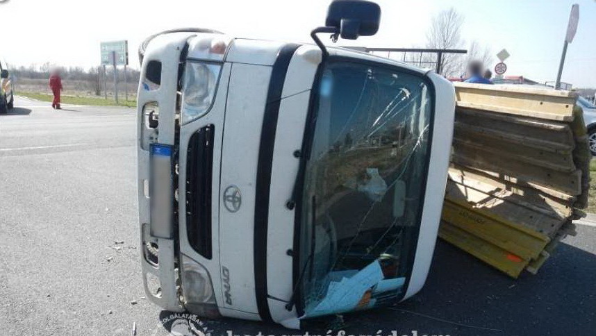 Faanyagot szállító kisteherautó ütközött egy Audival Jánosházánál, a 8-as főúton