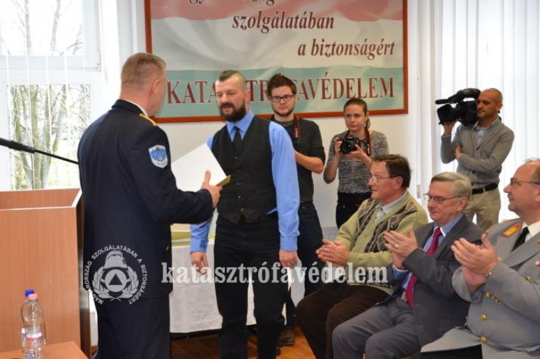 Bakancsokkal gazdagodtak a mentőcsoportok 4.